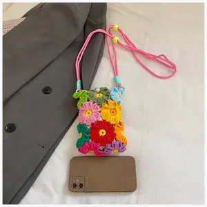 Detailansicht der handgefertigten Häkelblumen-Handytasche, buntes Strick-Umhängetasche.