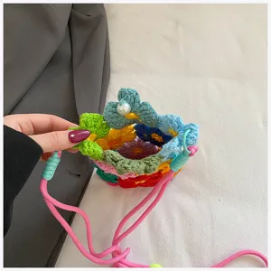 Nahaufnahme Detail bunte handgemachte gehäkelte Blumen Mini Umhängetasche für Damen.
