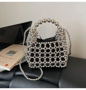 Mini bolso de mano de cuentas metálicas plateadas con bolsa interior negra, vista detallada.
