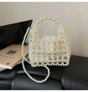 Detalle del bolso de perlas con diseño de malla elegante y forro de cordón blanco.