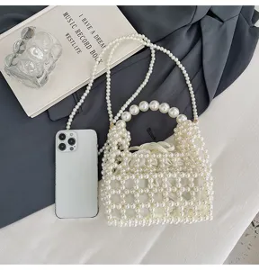 Mini bolso cruzado de cuentas de perlas hecho a mano con asa redonda y cadena.