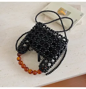 Bolso de mano de perlas negras con mango ámbar y cadena para mujeres y niñas elegantes.