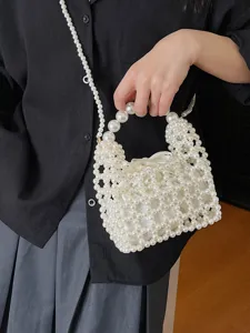 Elegante bolso de mano mini de perlas con cadena, accesorio de viaje elegante para mujer.