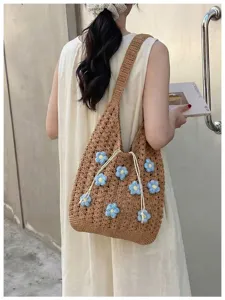 Bolso de hombro de ganchillo hecho a mano con detalles de flores azules y cordón. Estilo de verano.