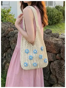 Bolso de hombro de ganchillo beige con detalles florales azules, ideal para verano.