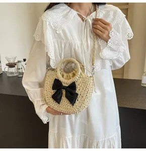 Bolso cruzado de paja tejida con lazo negro, estilo campestre bonito para playa de verano.