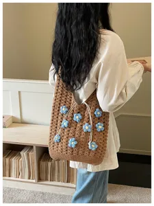 Bolso de hombro de ganchillo tejido con detalles florales, bolso de verano informal grande.