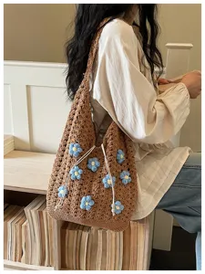 Bolso de hombro de ganchillo casual para mujer con flores azules de estilo veraniego.
