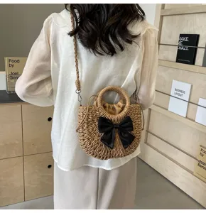 Bolso cruzado de paja tejida con elegante lazo negro, asa redonda para estilo de moda diario.
