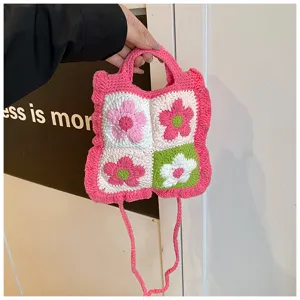 Detail gehaakte bloemenvacatietas handgemaakt, schattige roze gebreide schoudertas voor dames.