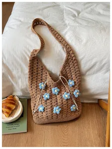 Bolso de hombro de ganchillo grande con flores azules dulces para un estilo veraniego.