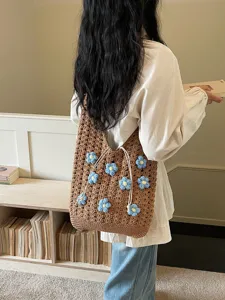 Bolso de hombro tejido a crochet grande de verano con lindas flores azules estilo pastoral.
