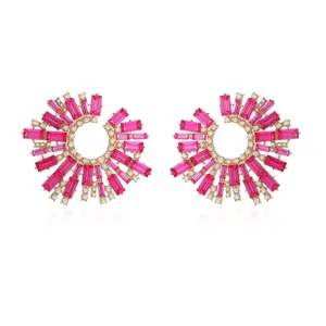 Gedetailleerd uitzicht op schitterende roze strass kristalen oorbellen met legering.