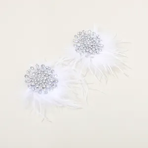 Elegante witte veren strass oorknopjes luxe sprankelende bloemige sieraden voor vrouwen.