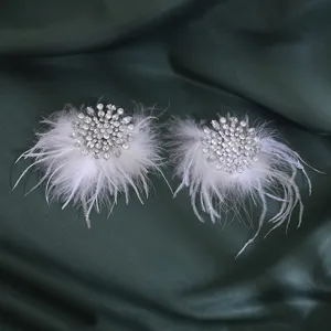 Chique witte veren strass oorbellen met een trendy onregelmatig ontwerp voor vrouwen.