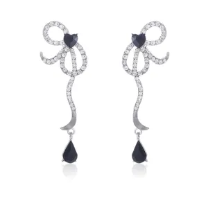 Elegantes pendientes largos de lazo con pedrería brillante y colgantes negros en forma de gota.