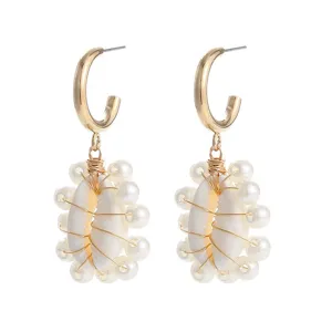 Gouden kauri schelp parel hangende oorbellen, retro geometrisch stijl accessoire.