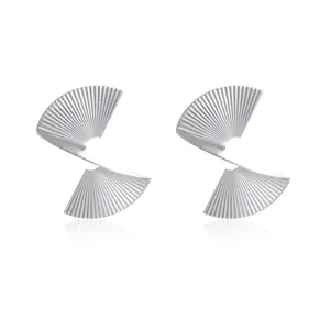 Vue rapprochée et détaillée de jolies boucles d'oreilles géométriques en métal argenté.