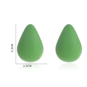 Minimalistische groene hars druppel oorbellen matte textuur lichte oorknopjes sieraden