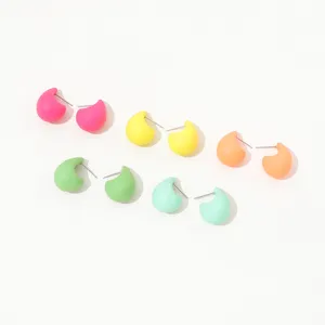 Minimalistische matte hars druppel oorstekers detailweergave, chique snoepkleuren.