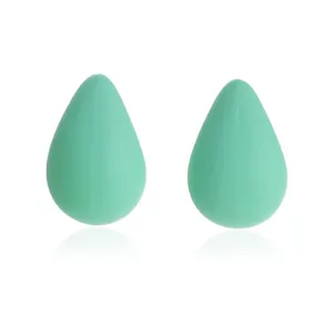 Minimalistische matte groene hars druppel oorknopjes voor elegante dames dagelijkse stijl
