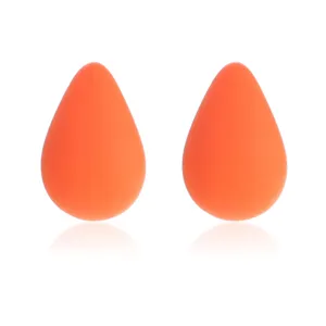Minimalistische oranje hars druppel oorknopjes, matte textuur mode sieraden voor dames.
