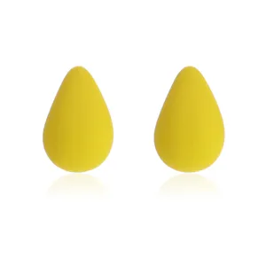 Gedetailleerd overzicht van gele druppelvormige hars matte oorbellen voor dames sieraden.