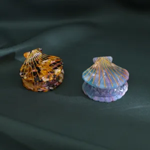 Gedetailleerde close-up van de schelp haarclip, toont absoluut prachtig vakmanschap.
