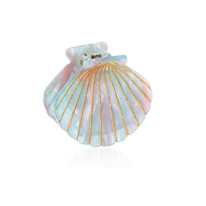 Gedetailleerde close-up van de parelmoeren schelp haarklem met elegante gouden accentlijnen.
