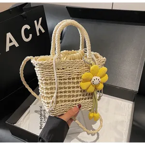 Chique geweven stro schoudertas voor vrouwen, schattige bloem hanger strand vakantie tas.