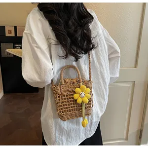 Gevlochten stro schoudertas met gele bloem hanger, casual strand crossbody tas voor vrouwen.