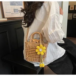 Gedetailleerd overzicht van de schattige strodentas met gele bloemhangers voor de zomer.