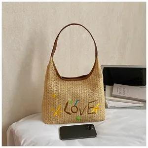 Borsa a spalla in paglia intrecciata per spiaggia estiva con lettera d'amore ricamata chic.