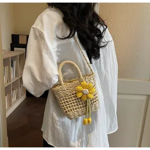 Gevlochten strooien tas met bloemenhangertje, casual schouder- en crossbodytas voor dames detail.