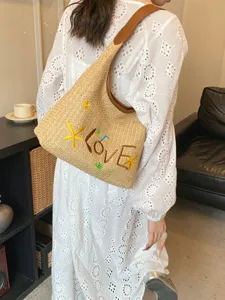 Elegante borsa a spalla in paglia intrecciata da donna con ricamo di lettere d'amore.