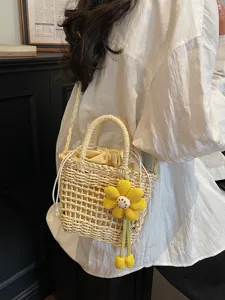Dames Stro Gevlochten Crossbodytas Papier Gevlochten Handtas Met Bloemenhanger Trekkoord Strand Vakantie Top Handle Kleine Vierkante Tas