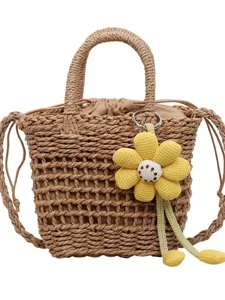 Stroken handtas met gele bloemhanger, perfect voor de zomervakantie en dagelijks gebruik.