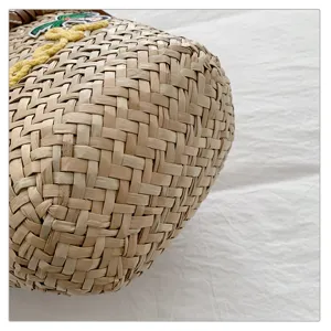 Gros plan de la texture du sac en paille tressée, style vacances de plage sac à main.