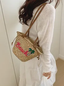 Sac à bandoulière en paille tissée avec broderie de plage et palmier vacances femme.