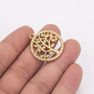 Vista detallada de colgante de árbol de la vida con diamantes de imitación dorados.