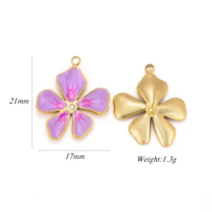 Detailansicht des Fünfblatt-Blumen-Anhängers aus Edelstahl, lila Emaillierung, 21x17mm.