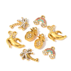 Vergoldete Frucht-Anhänger aus Metall mit funkelnden Zirkonia-Details für DIY Schmuck.