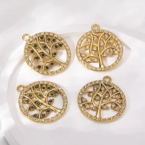 Detalle de colgante árbol de la vida acero dorado con estrás accesorio de joyería DIY.