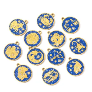 Vista dettagliata di ciondoli zodiacali in acciaio inossidabile smalto blu con pietre scintillanti.