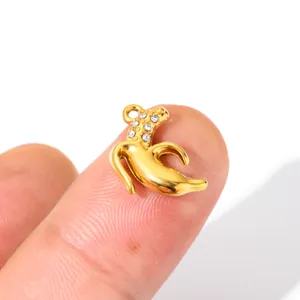 Goldfarbenes Edelstahl Bananenanhänger Detailbild mit funkelnden Zirkonia Steinen.