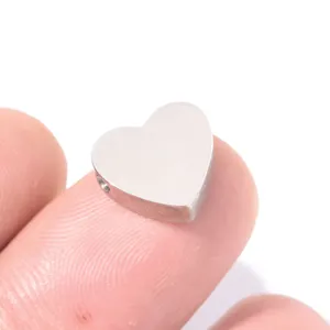 Primo piano dettaglio di perla cuore in acciaio inox con finitura specchio fai da te
