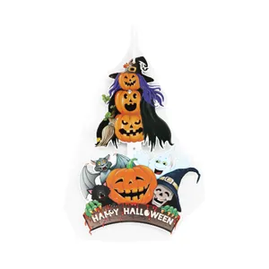 Détail de décoration suspendue d'Halloween avec citrouilles, fantômes et chauves-souris.