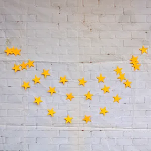 Gele sterren papier slingers hangende decoratie voor feest viering en evenement