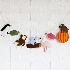 Detailansicht der niedlichen Dschungel Tier Papiergirlande Banner für Kinderparty Dekor.