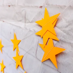 Detailopname van fluorescerende gele ster papier slingerslinger, perfect voor feestjes.